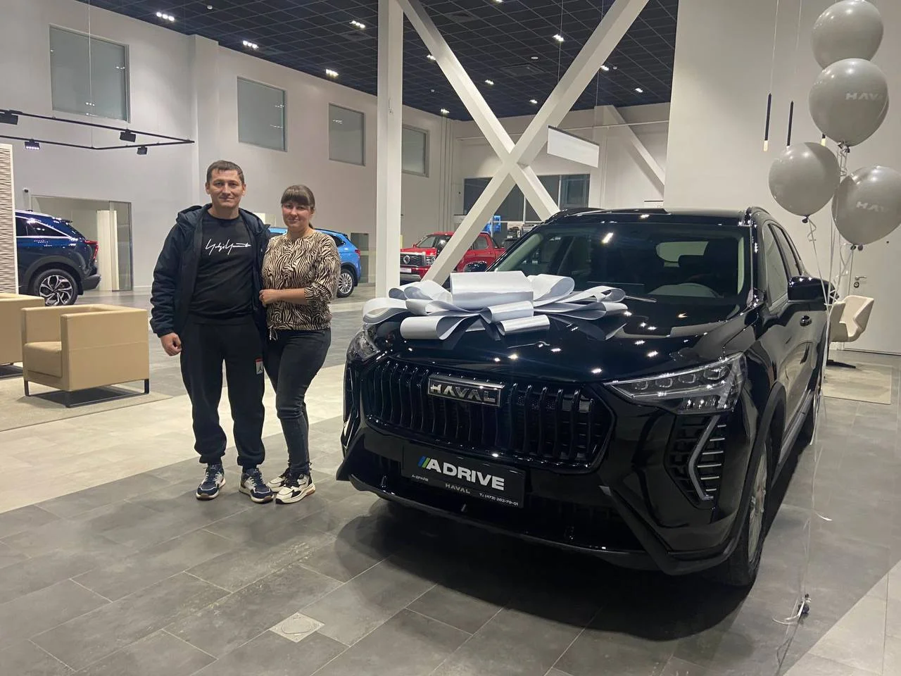 Передача автомобиля клиентам в дилерском центре А-Драйв